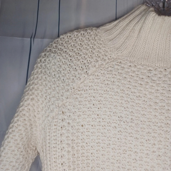 American Eagle Outfitters turtleneck sweater - Picture 11 of 13